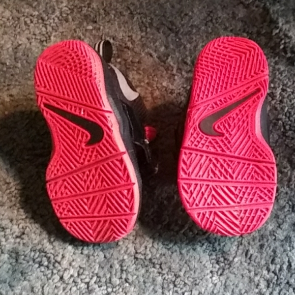 Nike toddler size 5 tennishoes - Picture 6 of 6